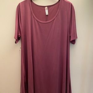 🍁LuLaRoe Solid Plum Perfect T